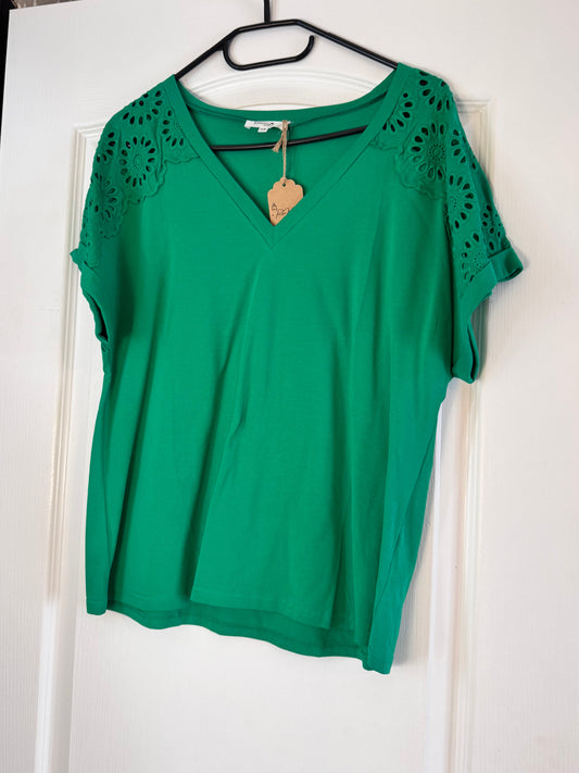 Tee shirt vert brodé aux manches