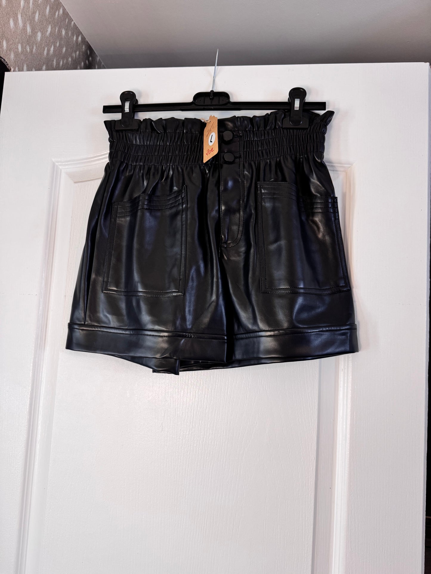 Short en similicuir